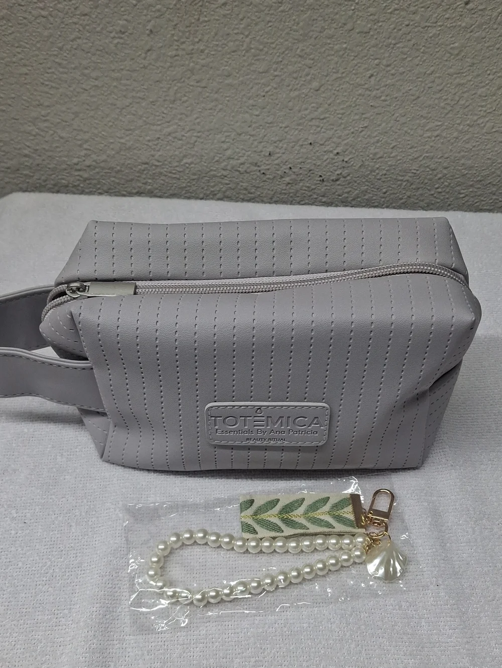 Totemica Essentials by Ana Patricia Cosmetic Makeup Bag Grey NWT